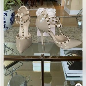 Wild Diva Lounge Valentino Rock Stud Tan Pumps 7 1/2 NEW $75